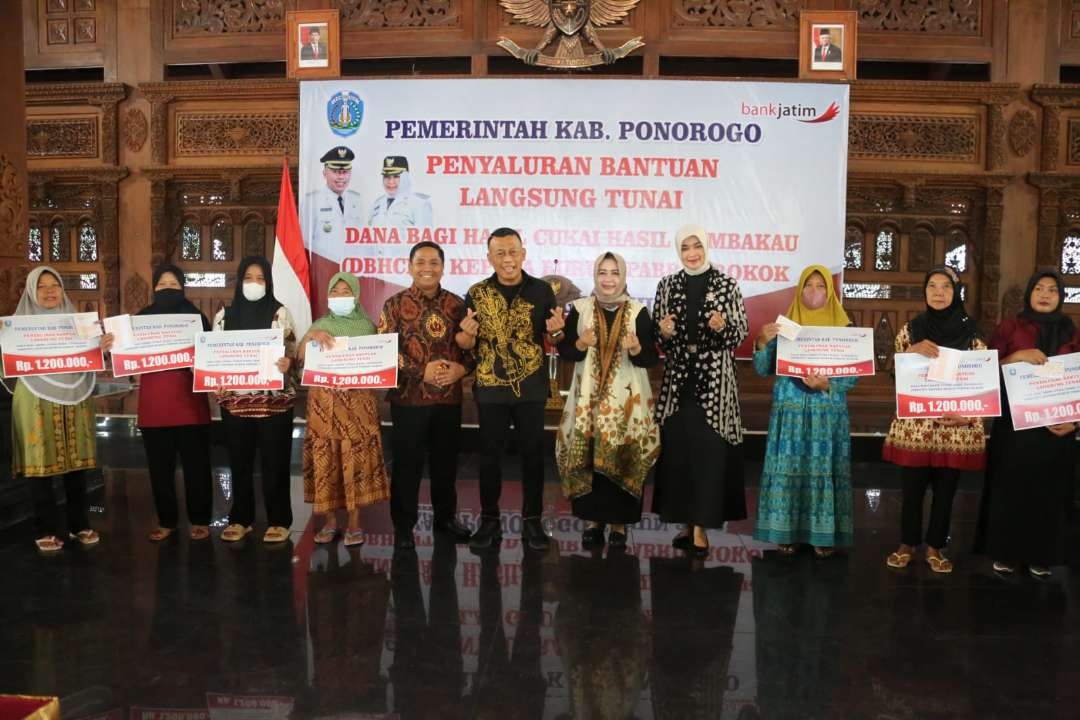 Bupati Ponorogo Sugiri Sancoko bersama para buruh tani tembakau dan buruk pabrik rokok di Pendopo Agung, Ponorogo, Kamis 26 Oktober 2023. (Foto: dok. pim setda Ponorogo)