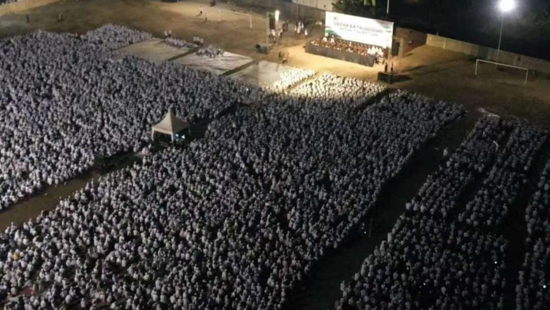 Belasan ribu santri Pondok Pesantren Sidogiri, Kabupaten Pasuruan pada Kamis Malam (26 Oktober 2023), memadati lapangan pesantren, bersama-sama melaksanakan doa bersama. (Foto:hakim jayli)