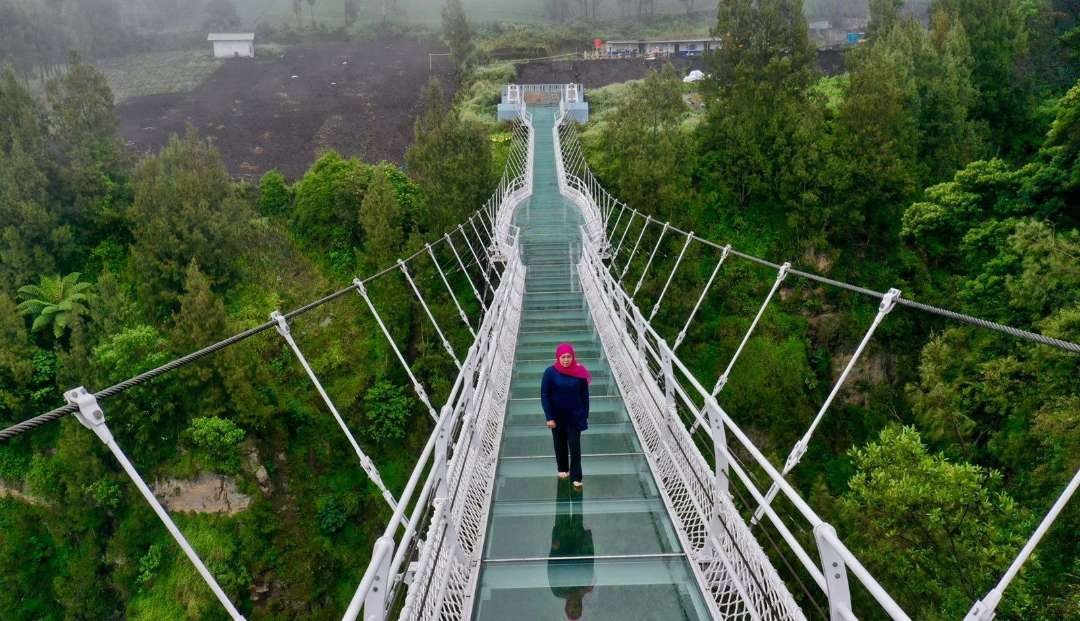 Gubernur Jawa Timur, Khofifah Indar Parawansa saat meninjau Jembatan Kaca Seruni Point di kawasan Bromo, beberapa bulan lalu. (Foto: Ikhsan Mahmudi/Ngopibareng.id)