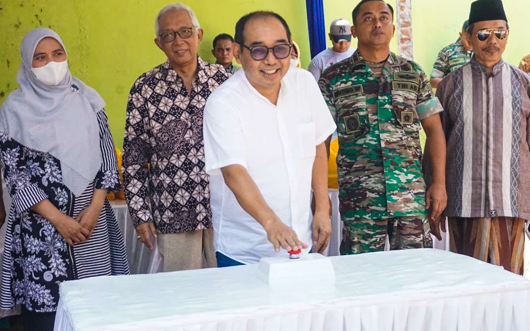 Dirut PT BMU Arif Afandi memencet tombol Groundbreaking klinik Undaan di Sidoarjo (Foto : Aini/Ngopibareng.id)