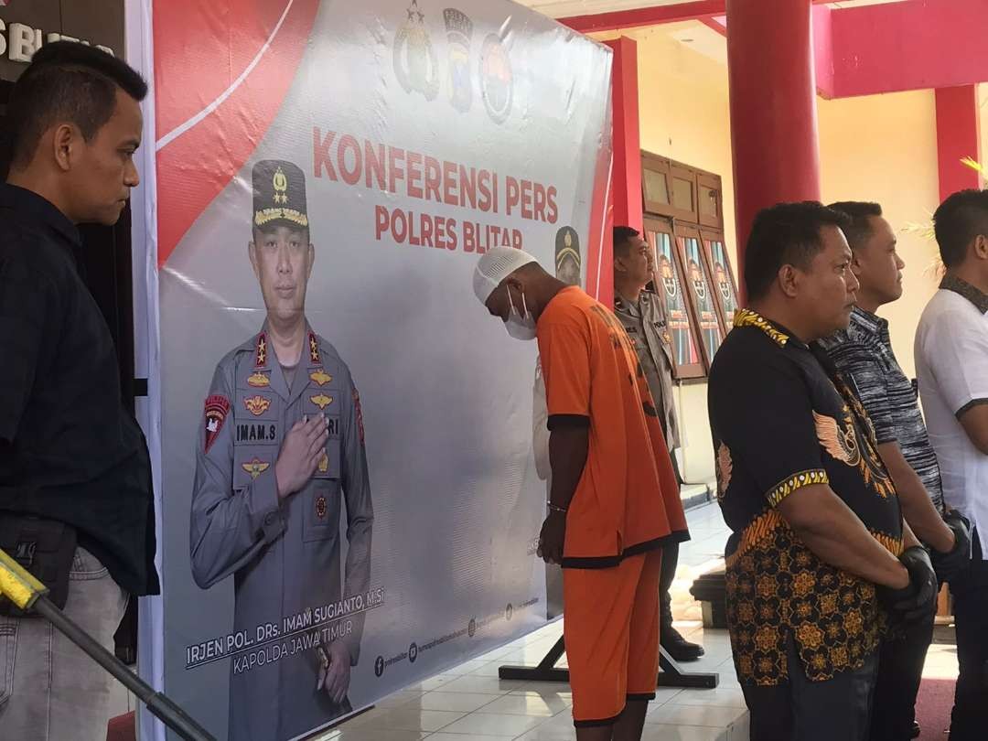 Tersangka AS, saat berada di Polres Malang, pada Jumat 27 Oktober 2023. (Foto: choirul anam/ngopibareng.id)