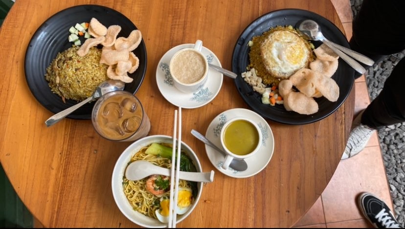 Menu makanan dan minuman di Kedai Shou Kopitiam dan Nenek Mojang, Kota Malang (Foto: Lalu Theo/Ngopibareng.id)