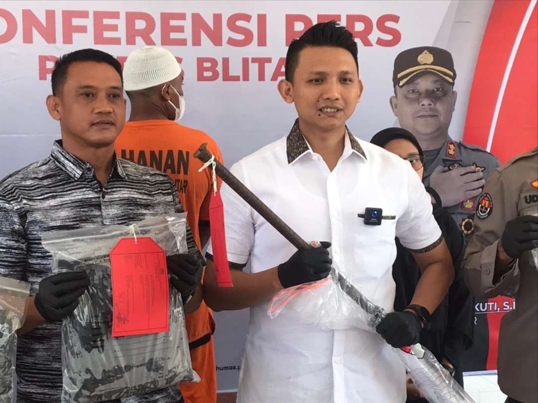 Kasatreskrim Polres Blitar, AKP Febi Pahlevi Rizal menunjukkan barang bukti berupa linggis yang digunakan AS untuk menghabisi nyawa korban WGA, saat press realease Jumat 27 Oktober 2023. (Foto: choirul anam/ngopibareng.id)