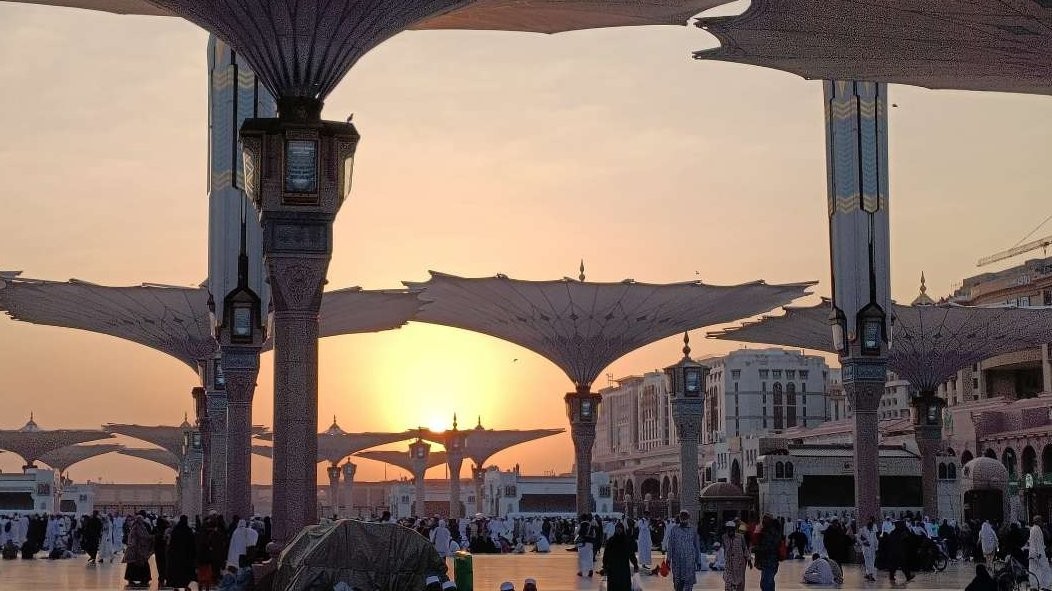 Kota Madinah dengan ciri khas Payung Masjid Nabawi. (Foto: dok/ngopibareng.id)