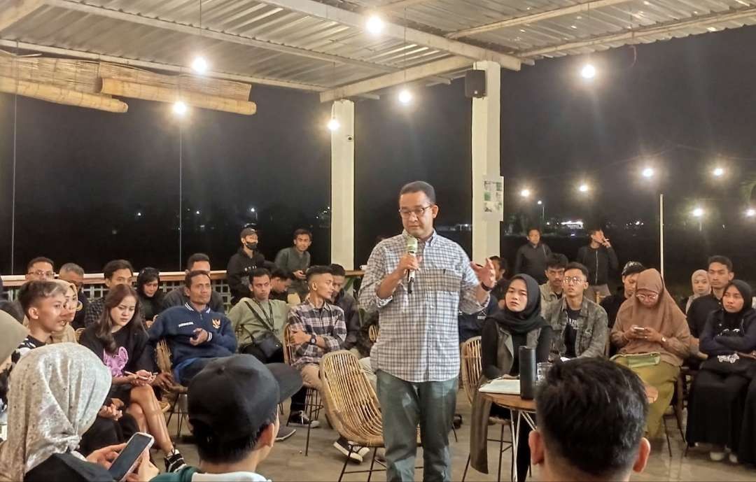 Anies Baswedan saat berdialog dengan para pemuda Jember, Jawa Timur, Sabtu 28 Oktober 2023 malam. (Foto: Rusdi/Ngopibareng.id)