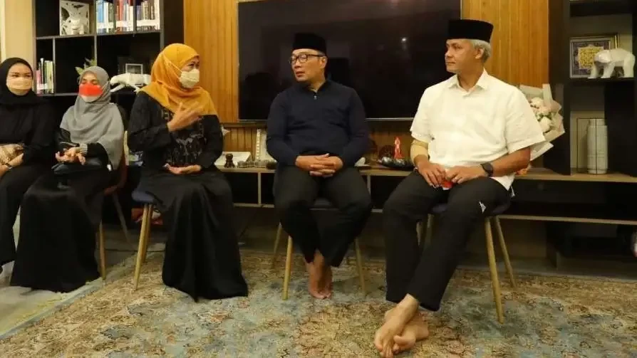 Gubernur Jawa Timur, Khofifah Indar Parawansa bersama Gubernur Jawa Tengah (saat itu) Ganjar Pranowo, saat bertakziah ke kediaman Gubernur Jawa Barat Ridwan Kamil di Gedung Pakuan, Bandung, Minggu 12 Juni 2022 silam. (Foto: Istimewa)