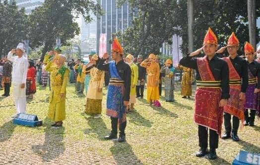 Upacara peringatan Hari Sumpah Pemuda ke-95 di Kantor Kemendikbudristek Jakarta, peserta upacara mengenakan pakaian daerah (Foto: BKHM)