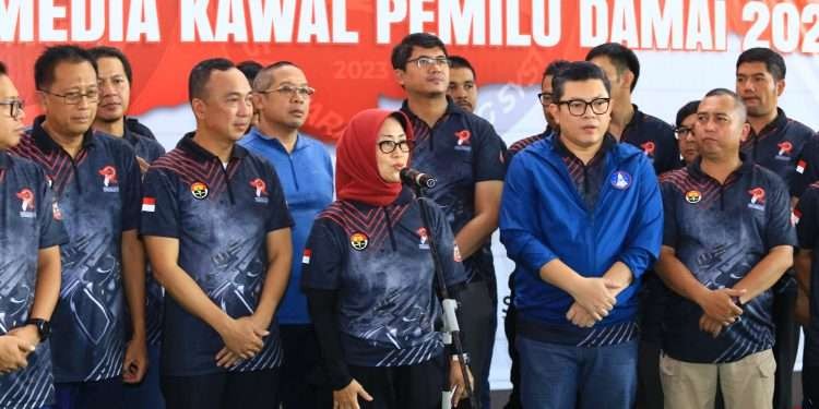 Kadiv Humas Polri Irjen. Pol. Sandi Nugroho dan Ketua Dewan Pers, Ninik Rahayu serta para pemimpin redaksi media dalam Deklarasi Pemilu Damai 2024 pada Sabtu 28 Oktober 2023. (Foto: dok.humas polri)