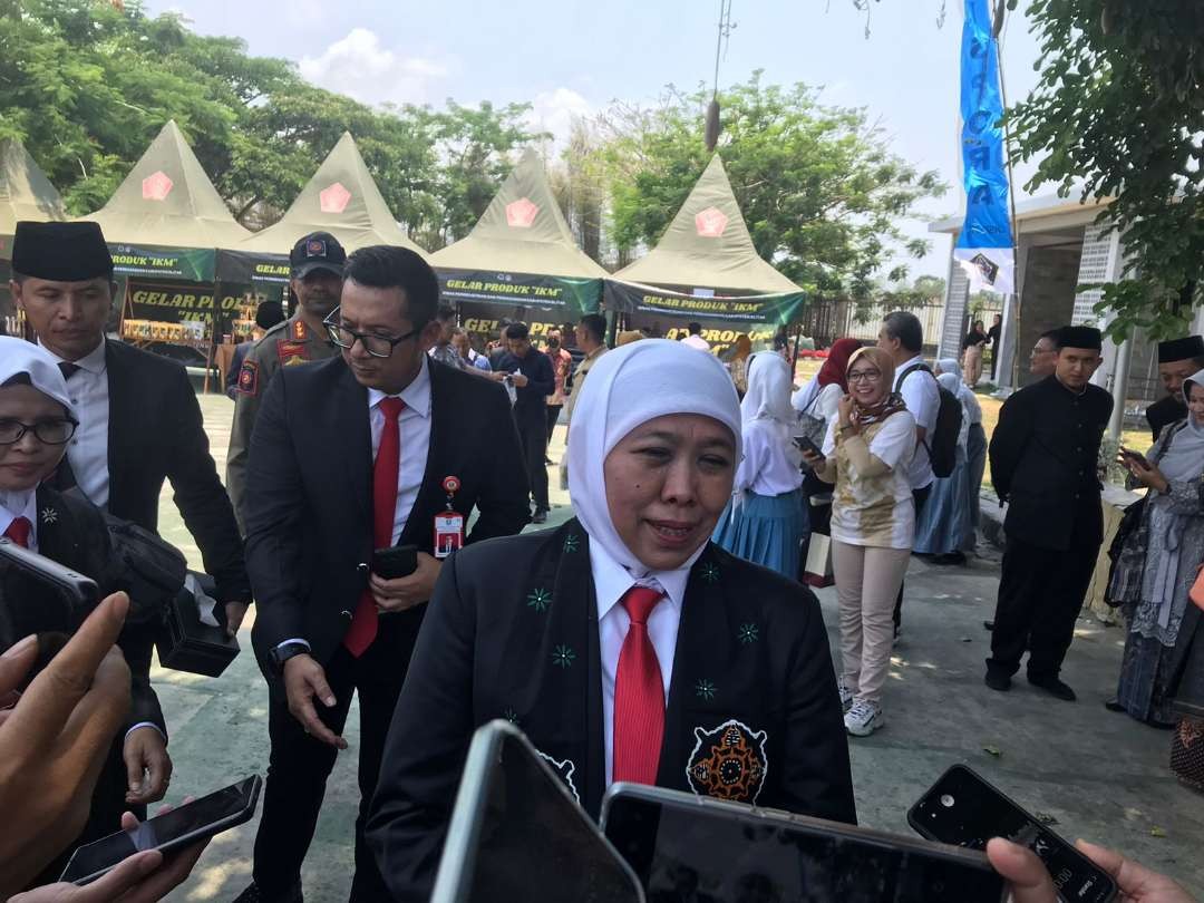 Gubernur Jawa Timur, Khofifah Indar Parawansa menggelar upacara peringatan Hari Sumpah Pemuda ke-95 di Alun-Alun Kanigoro, Kabupaten Blitar, Sabtu 28 Oktober 2023. (Foto: Choirul Anam/Ngopibareng.id)