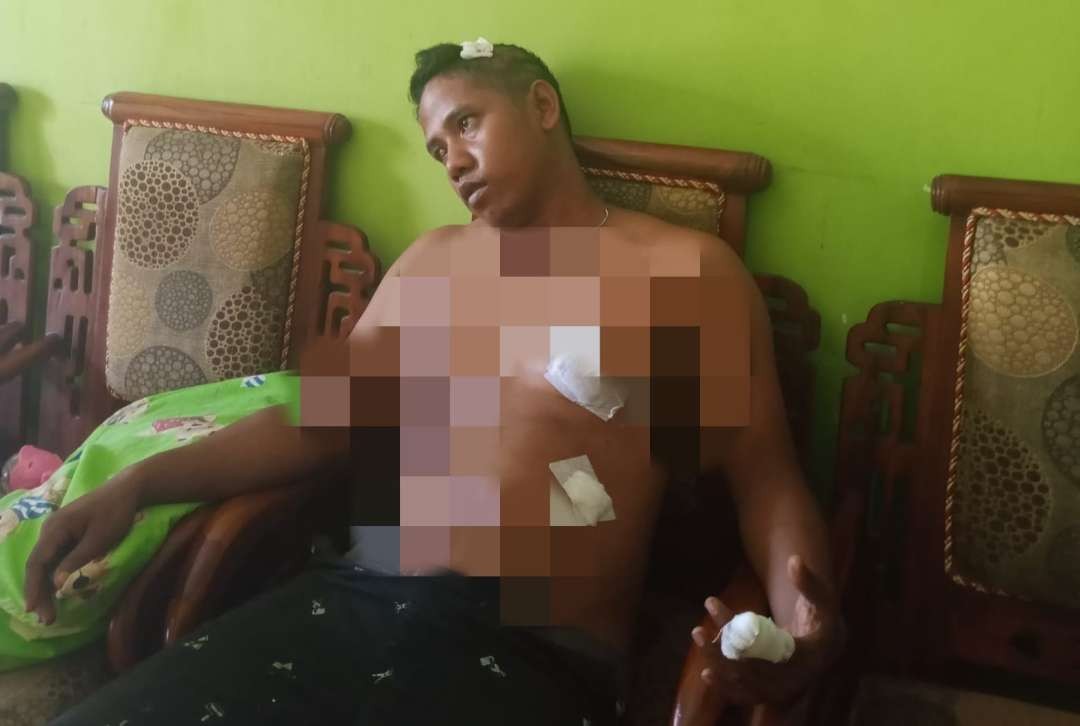 Samhari sampai saat ini belum bisa berdiri akibat luka yang dideritanya (Foto: Dok Korban)