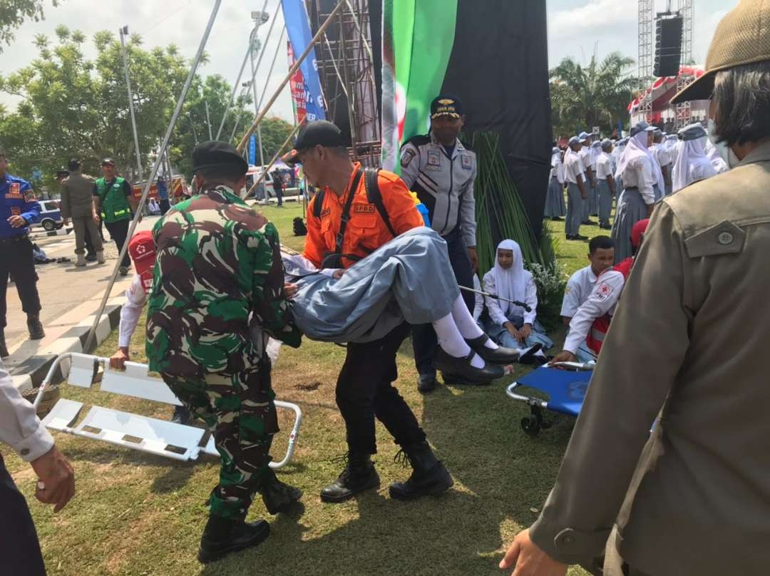 Ratusan peserta upacara peringatan Sumpah Pemuda ke-95 di alun-alun Blitar, Sabtu, 28 Oktober 2023, pingsan. Mereka kepanasan dan haus. (Foto: Choirul Anam/Ngopibareng.id)