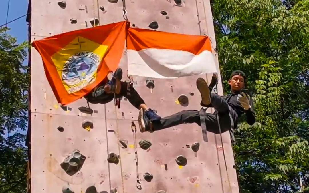 Pemuda pecinta alam di Sidoarjo ucapkan Sumpah Pemuda di atas ketinggian 15 meter. (Foto: Aini Arifin/Ngopibareng.id)