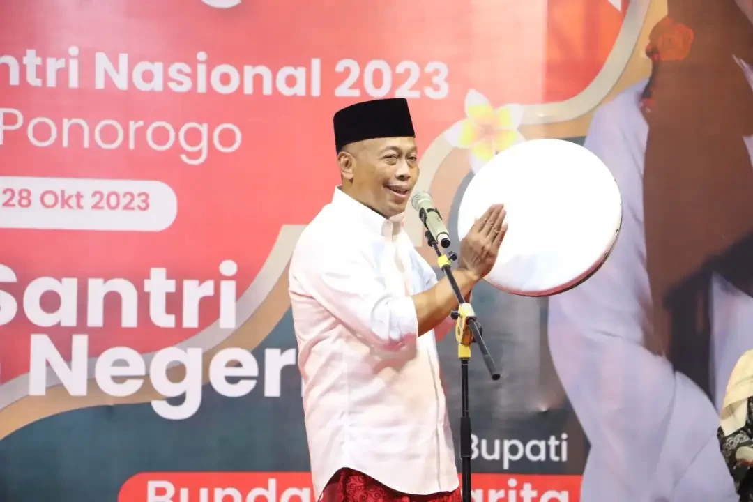 Bupati Ponorogo Sugiri Sancoko menabuh rebana tanda digelarnya Festival Hadrah yang digelar di Alun-Alun Kota Ponorogo, pada 28 Oktober 2023. (Foto : Dokpim Setda Ponorogo)