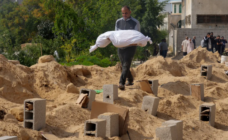 Warga Palestina memakamkan kerabatnya di Gaza. (Foto: AP via Al Jazeera)