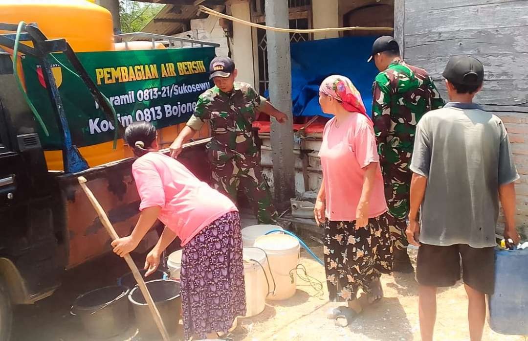 Anggota Bintara Pembina Desa (Babinsa) jajaran Koramil 21/Sukosewu Kodim 0813 Bojonegoro saat pembagian air bersih di Dusun Krajan Desa Sumberjokidul Kecamatan Sukosewu, Bojonegoro, Minggu 29 Oktober 2023.(Foto: dok. kodim bojonegoro)