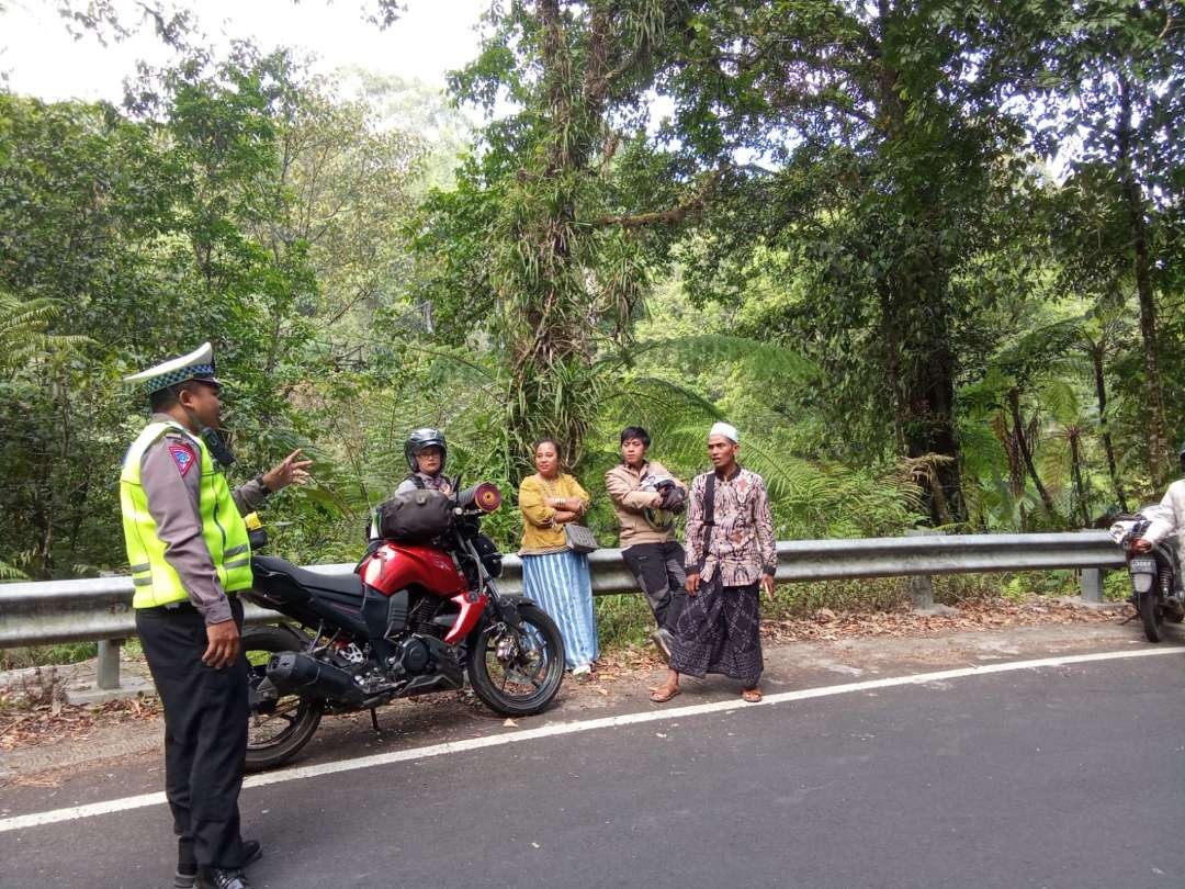 Polisi melakukan olah TKP kecelakaan di sekitar tikungan S atau dikenal dengan sebutan sengkan mayit. (Foto: Istimewa)