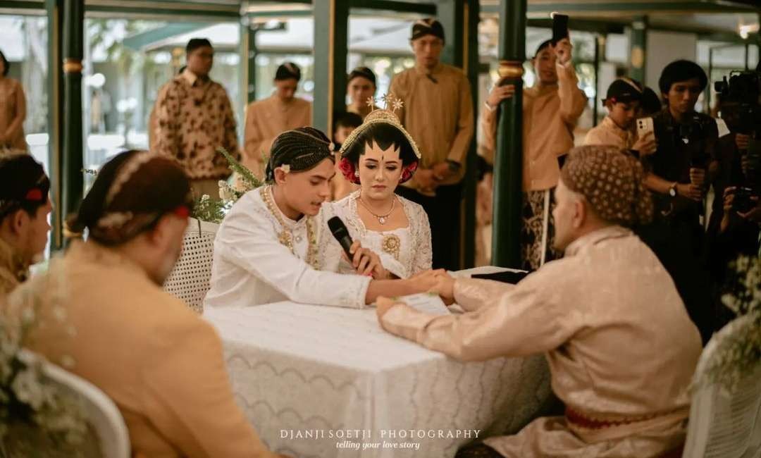 Pasangan Christian Rontini dan Amanda Gonzalez menikah, Sabtu 28 Oktober 2023. Cristian Gonzalez sendiri menikahkan putrinya. (Foto: Instagram @gonzalezamanda/djanjisoetjie.photography)