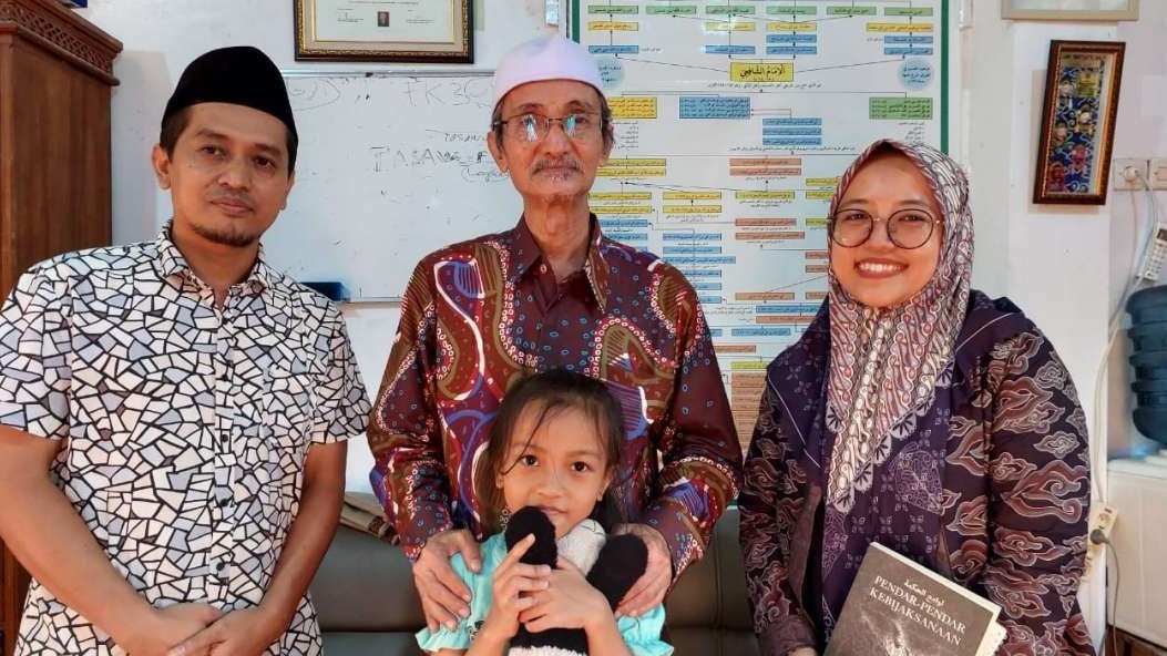 KH Husein Muhammad bersama kerabat santrinya. (Foto: dok/ngopibareng.id)