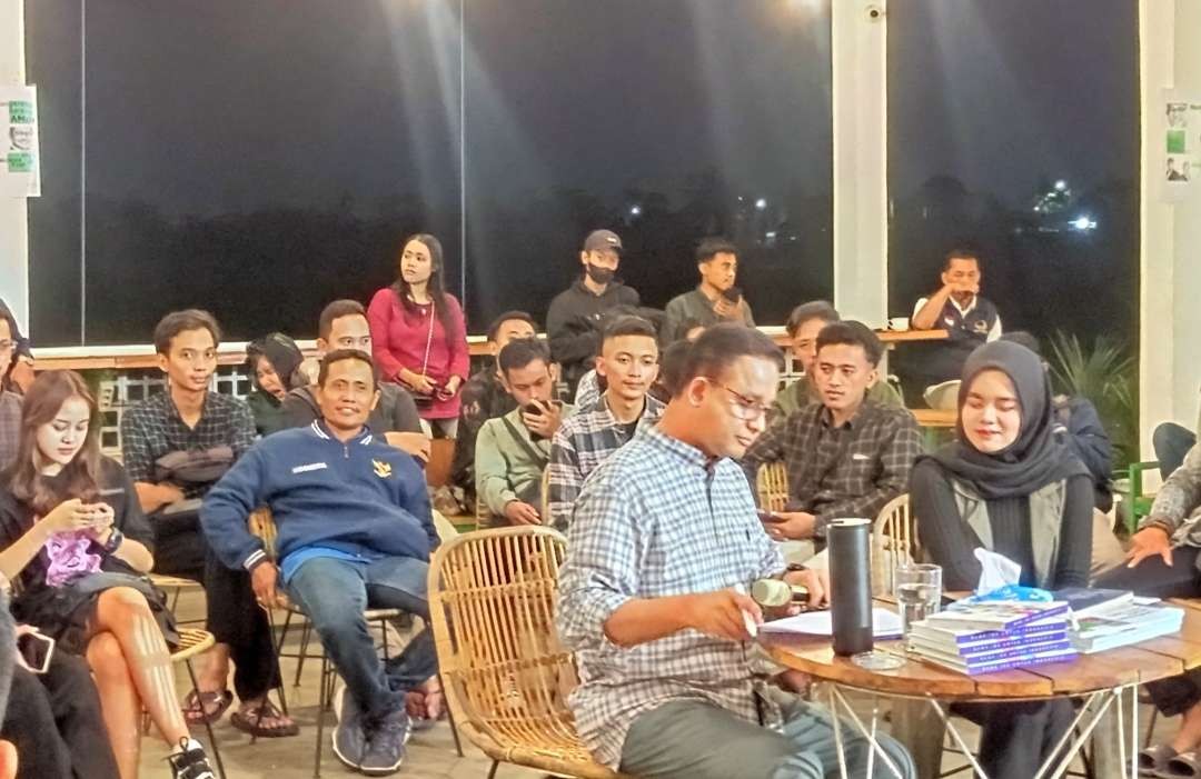 Anies Baswedan saat berdialog dengan mahasiswa di Jember, Sabtu 28 Oktober 2023. (Foto: Rusdi/Ngopibareng.id)