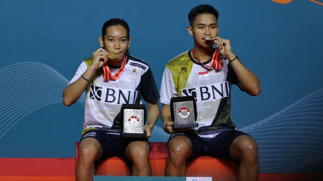 Pasangan Ganda Campuran Indonesia, Aisyah Salsabila dan Jafar Hidayatullah usai menjuarai Indonesia Masters 2023 di Jatim Expo, Surabaya, Minggu 29 Oktober 2023. (Foto: Fariz Yarbo/Ngopibareng.id)