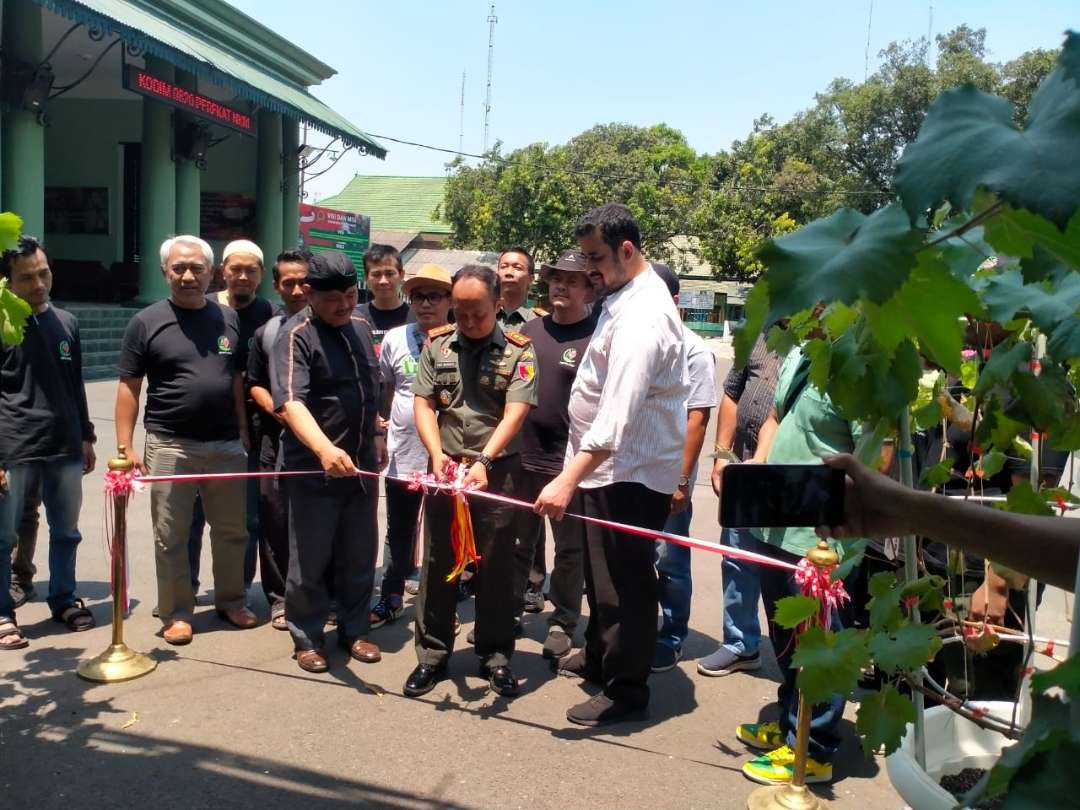 Dandim 0820, Letkol Arm. Heri Budiasto (tengah) saat membuka Kontes Anggur didampingi Walikota Habib Hadi Zainal Abidin (kanan). (Foto: Ikhsan Mahmudi/Ngopibareng.id)