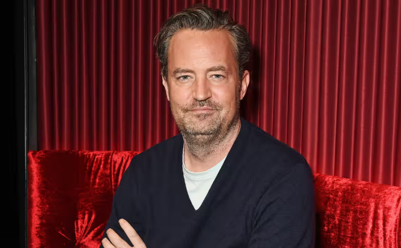 Matthew Perry, 54 tahun, ditemukan meninggal tenggelam di bak mandi rumahnya, di Pacific Palisades, Los Angeles, Sabtu 28 Oktober 2023. (foto: Getty Images via The Guardian)