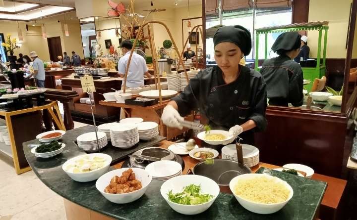 Pramusaji Restoran Sultan sibuk melayani tamu yang ingun menikmati mie ramen (foto: Asmanu Sudharso/ngopibareng.id)