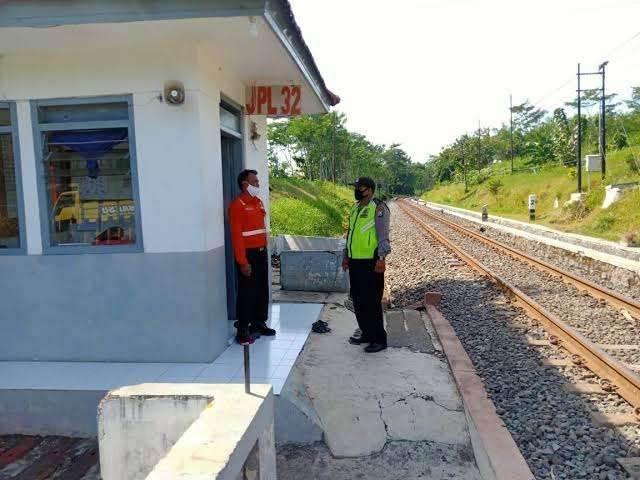 Jalan di Jalur Perlintasan Langsung (JPL) 32 kereta api di Malasan, Kecamatan Tegalsiwalan, Kabupaten Probolinggo ini akan diperlebar. (Foto: Ikhsan Mahmudi/Ngopibareng.id)