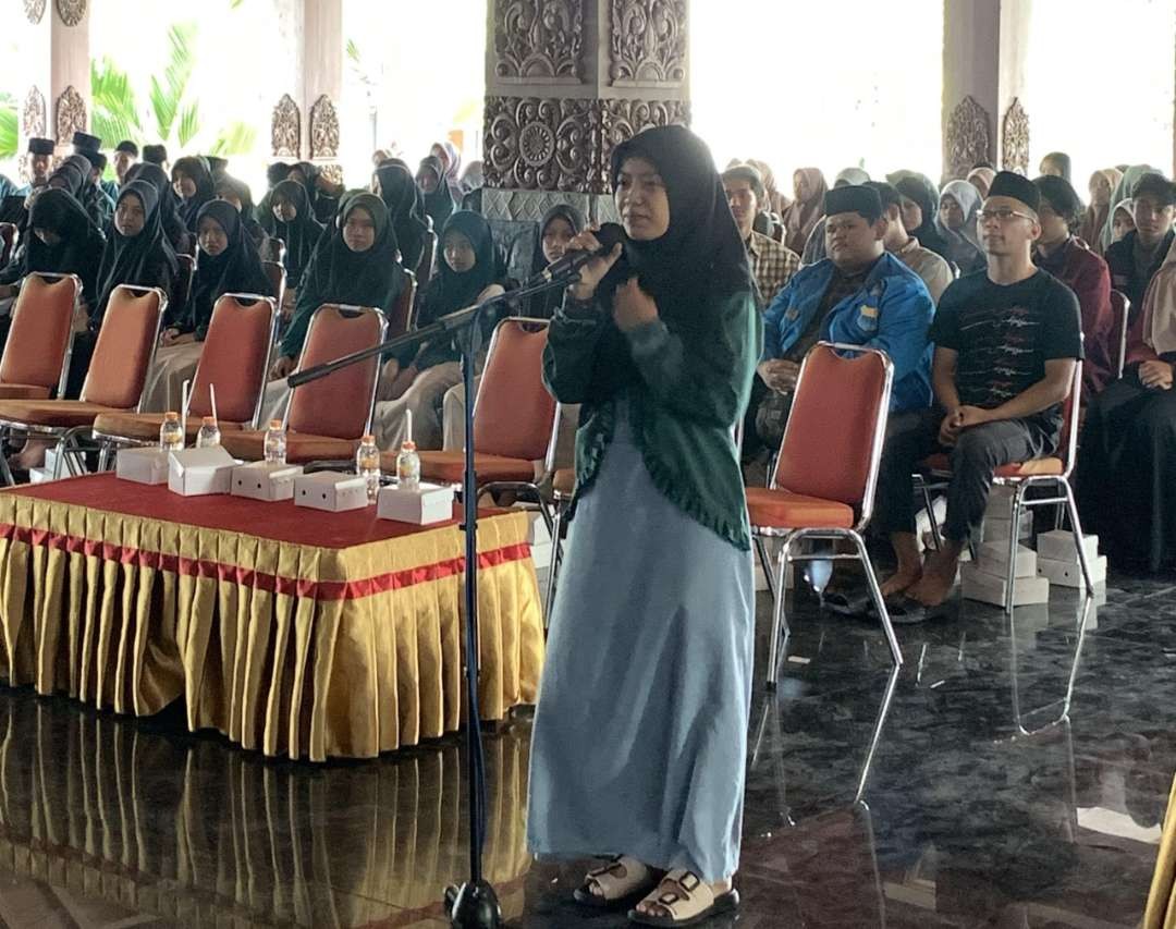 Salah satu santriwati menanyakan ke nara sumber pada acara Seminar Santri Milenial di Pendopo Agung Kabupaten Ponorogo pada Minggu 29 Oktober 2023. (Foto: Kominfo ponorogo)