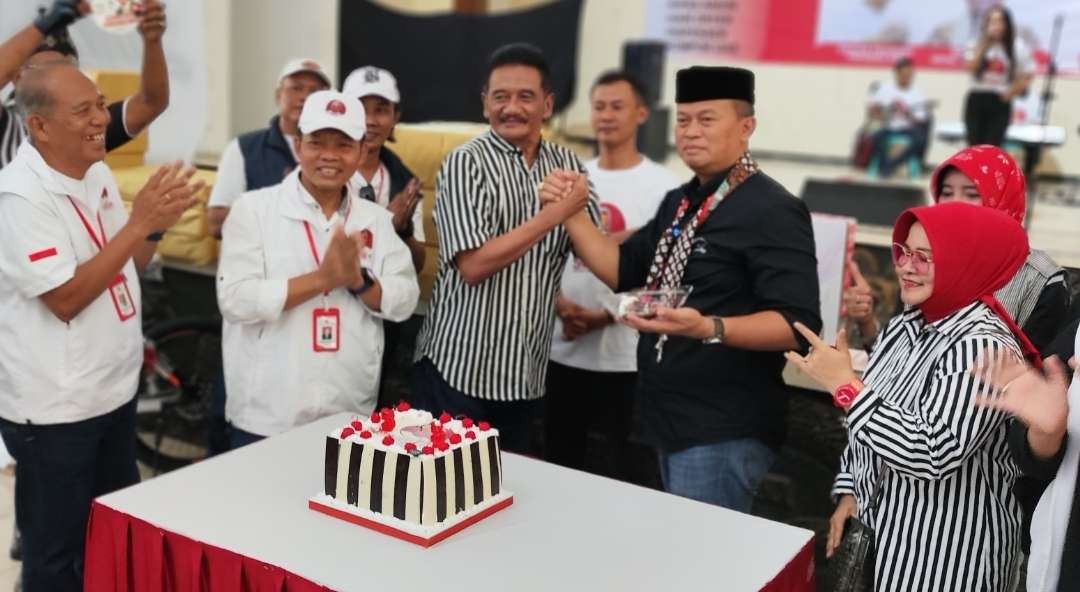 Peringati Hari Sumpah Pemuda, Relawan Ganjar yang tergabung dalam Siber (Sahabat Indonesia Bersatu) menggelar kegiatan baksos di Gedung Nasional Indonesia (GNI) Kota Kediri. (Foto: Fendi Lesmana/Ngopibareng.id)