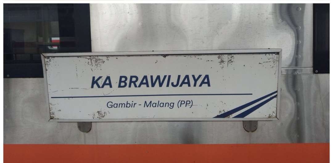 Tabrakan KA Brawijaya vs truk di perlintasan tanpa palang pintu di Kediri. (Foto: X)