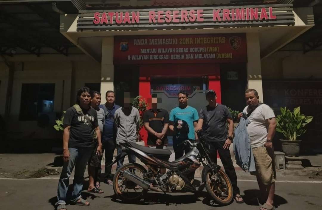 Pelaku diamankan di Mapolres Mojokerto.(Foto Dok. Satreskrim Polres Mojokerto)