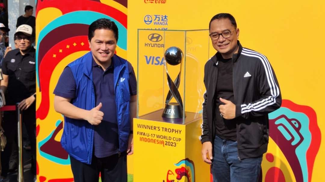 Ketua PSSI, Erick Thohir bersama Walikota Surabaya Eri Cahyadi bersama trofi Piala Dunia U-17 di Balai Pemuda, Surabaya, Minggu 29 Oktober 2023. (Foto: Fariz Yarbo/Ngopibareng.id)