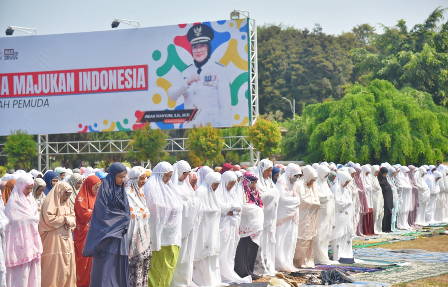 Ratusan warga Lumajang berbondong-bondong ke tanah lapang di Alun-alun Lumajang untuk menggelar salat Istisqa. (Foto: Kominfo Lumajang)