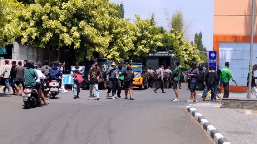 Bonek Mania mendatangi Kantor Manajemen Persebaya. (Foto: Fariz Yarbo/Ngopibareng.id)