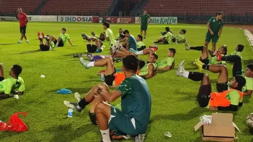 Pemain Persik sedang latihan di Stadion Brawijaya Kediri. (Foto: Fendi Lesmana/Ngopibareng.id)