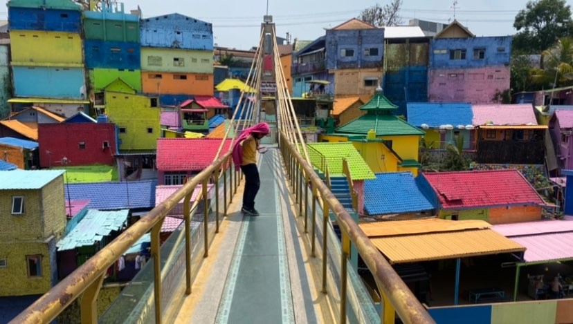 Destinasi Wisata Jembatan Kaca Kampung Warna-Warni, Jodipan, Kota Malang (Foto: Lalu Theo/Ngopibareng.id)