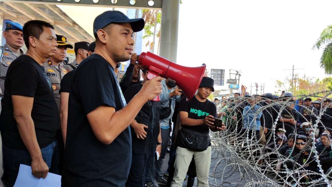 Direktur Operasional, Candra Wahyudi saat menemui Bonek. (Foto: Fariz Yarbo/Ngopibareng.id)