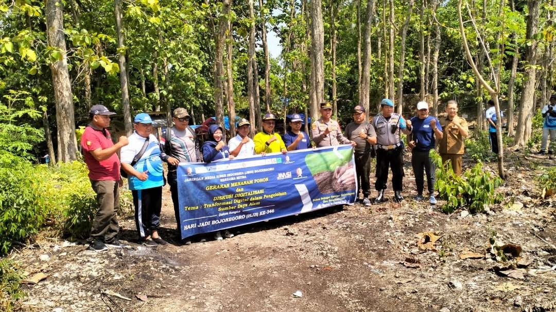 Wisata Grogoland di Desa Ngunut Kecamatan Dander, mendapat sentuhan penghijauan dari Jaringan Media Siber Indonesia. (Foto: JMSI)