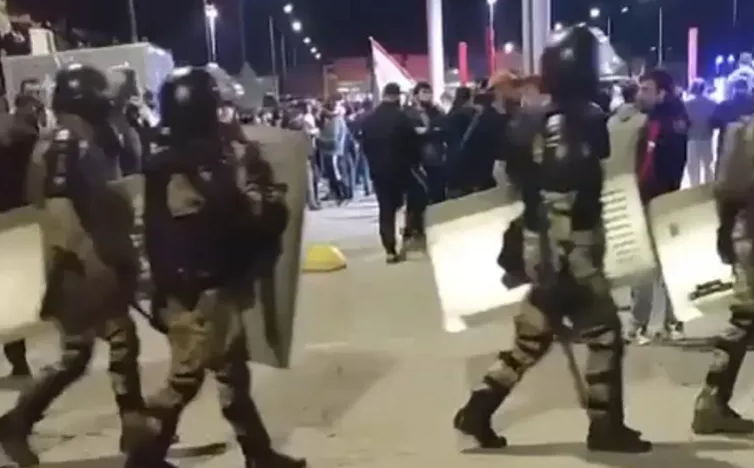 Ratusan warga Rusia merazia pesawat asal Tel Aviv Israel, di Bandara Makhachkala, Dagestan, Minggu 29 Oktober 2023 waktu setempat. (Foto: Al Jazeera)