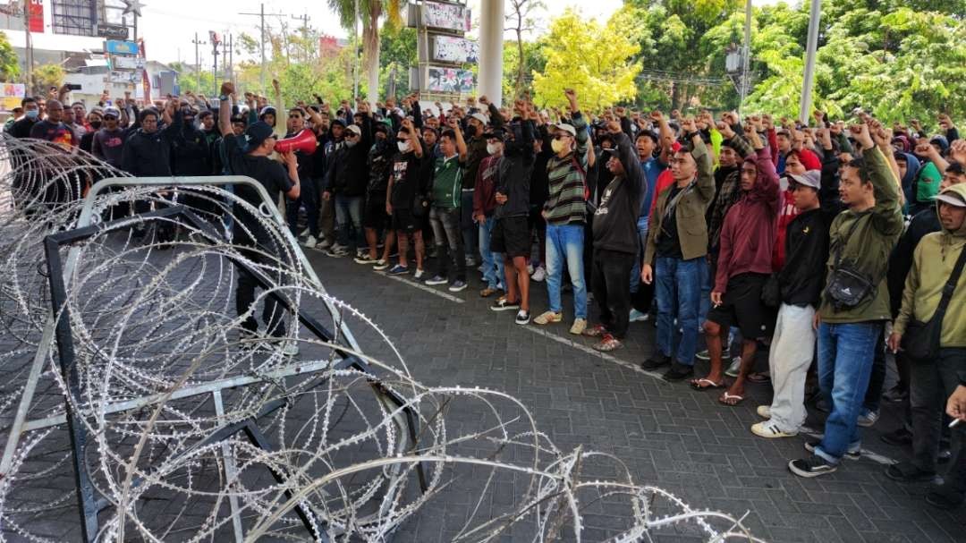 Ratusan Bonek melakukan aksi di Kantor Manajemen Persebaya, Senin 30 Oktober 2023. (Foto: Fariz Yarbo/Ngopibareng.id)