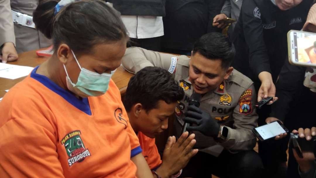 Kapolsek Simokerto, Kompol M Irfan saat berbicara dengan pelaku. (Foto: Fariz Yarbo/Ngopibareng.id)