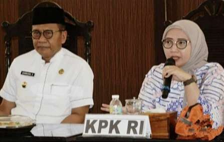 Pj Bupati Bondowoso Bambang Soekwanto mendampingi Kasatgas Pencegahan Direktorat III KPK RI Irawati dalam kegiatan monev MCP. (Foto: Guido/Ngopibareng.id)