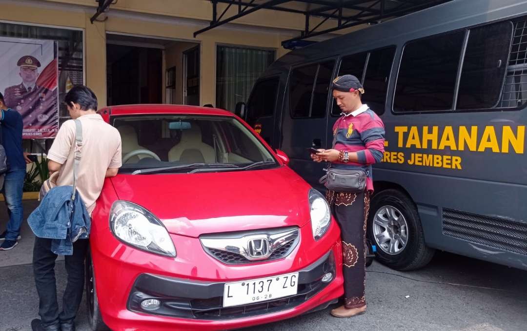 Barang bukti mobil yang sudah diganti nomor pelatnya oleh tersangka (Foto: Rusdi/Ngopibareng.id)