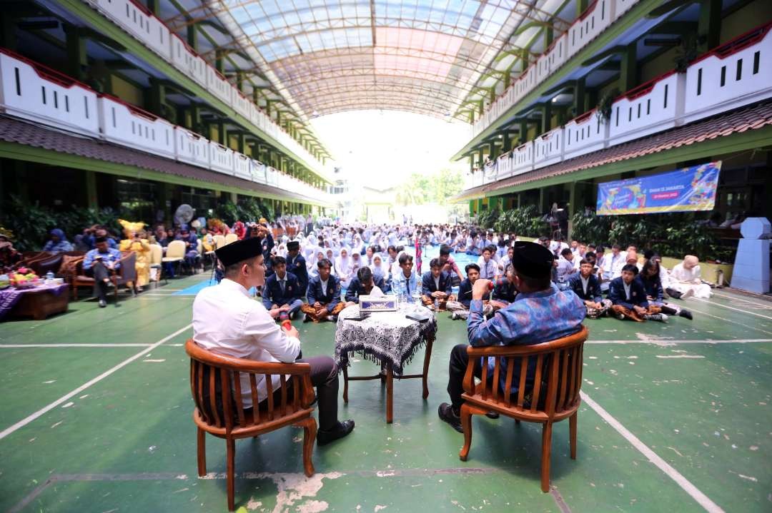 Menteri Koordinator Bidang Pembangunan Manusia dan Kebudayaan (Menko PMK) Muhadjir Effendy dalam talkshow Peringatan Hari Sumpah Pemuda dan Perayaan Bulan Bahasa di SMA Negeri 13 Jakarta pada Senin 30 Oktober 2023. (Foto: Dok. Kemenko PMK)