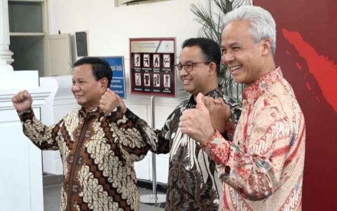 Tiga Bacapres, Ganjar Pranowo, Anies Baswedan serta Ganjar Pranowo setelah makan sian bersama Presiden Jokowi, ketiganya kompak mengenakan batik parang (Foto: BPMI Setpres)