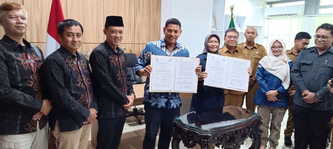 Pemerintah Kota (Pemkot) Kediri, KPU, dan Bawaslu melakukan kesepakatan penandatangan anggaran dana hibah Pemilukada serentak 2024. (Foto: Fendi Lesmana/Ngopibareng.id)