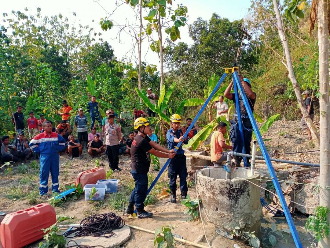 Tim dari BPBD Tuban melakukan evakuasi korban meninggal di dalam sumur (dok. Istimewa)