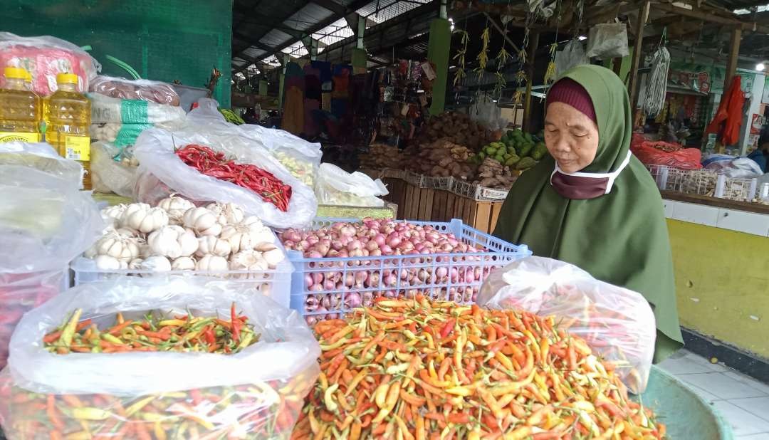 Penjual komoditas kebutuhan dapur di pasar Baru Tuban (Khoirul Huda/Ngopibareng.id)