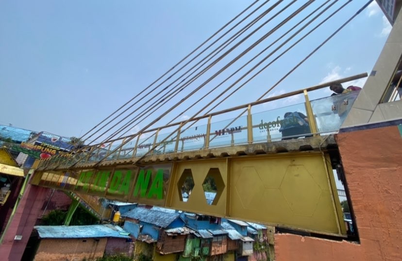 Konstruksi Jembatan Kaca Kampung Warna-Warni, Jodipan, Kota Malang (Foto: Lalu Theo/Ngopibareng.id)